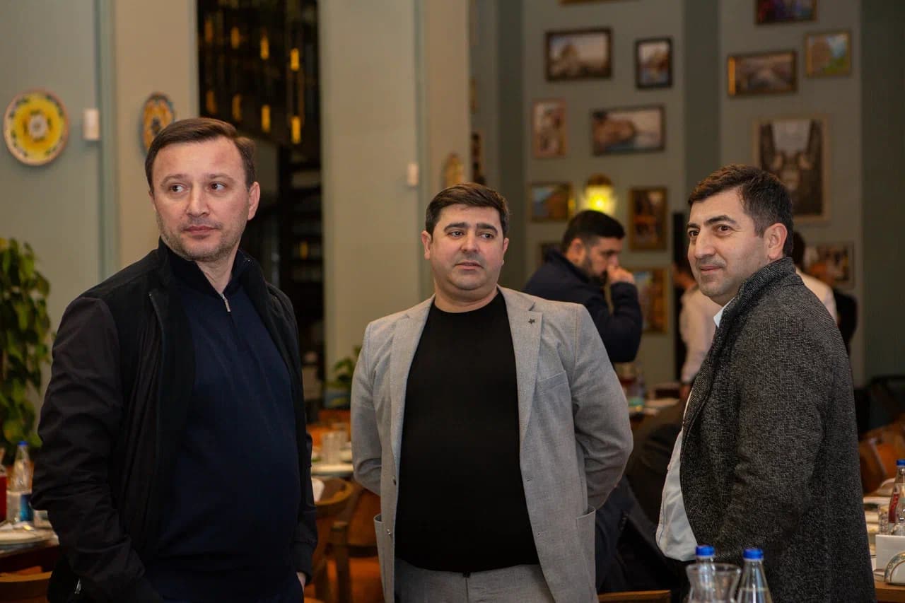 GBARU.COM üzvləri, iş adamları və şirkət rəhbərlərilə İftar yeməyi gallery image 2