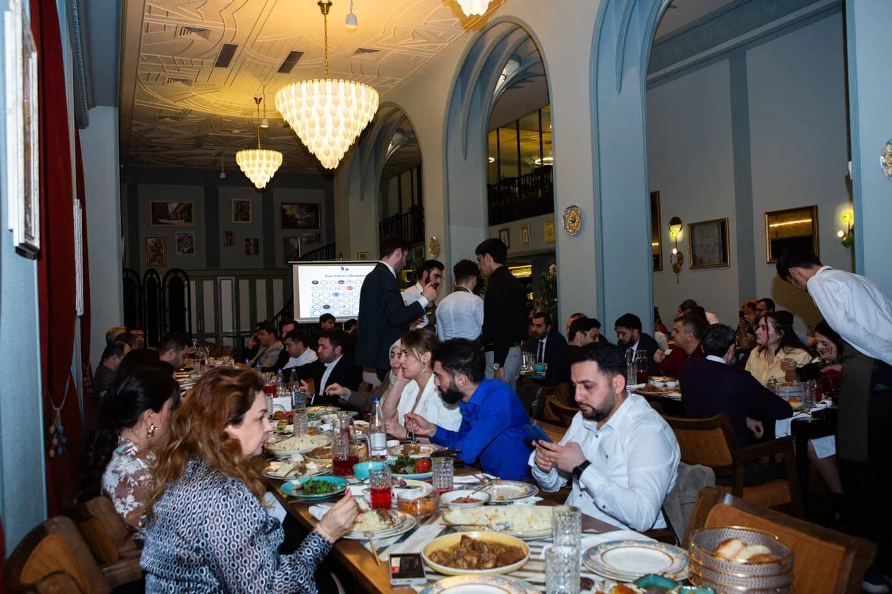 GBARU.COM üzvləri, iş adamları və şirkət rəhbərlərilə İftar yeməyi gallery image 3