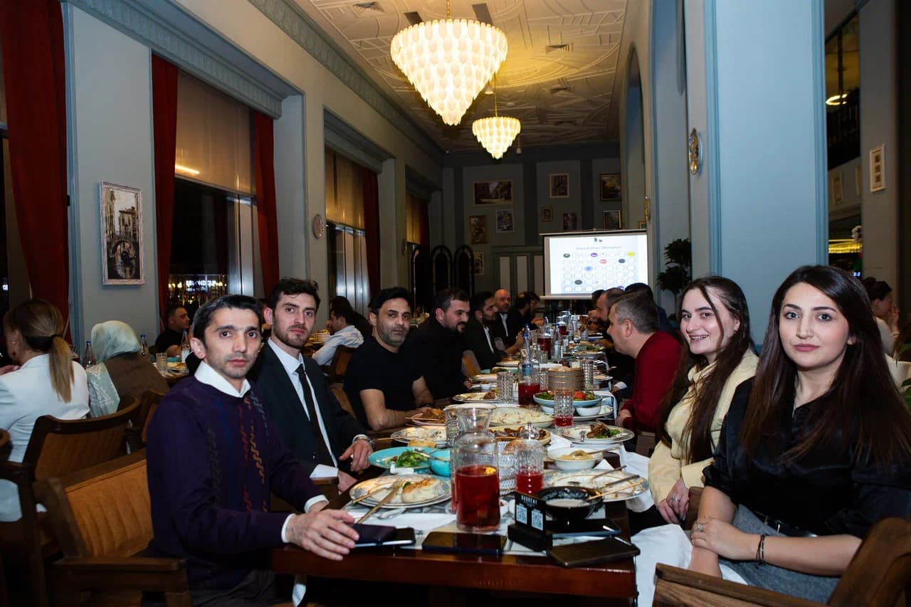 GBARU.COM üzvləri, iş adamları və şirkət rəhbərlərilə İftar yeməyi gallery image 4