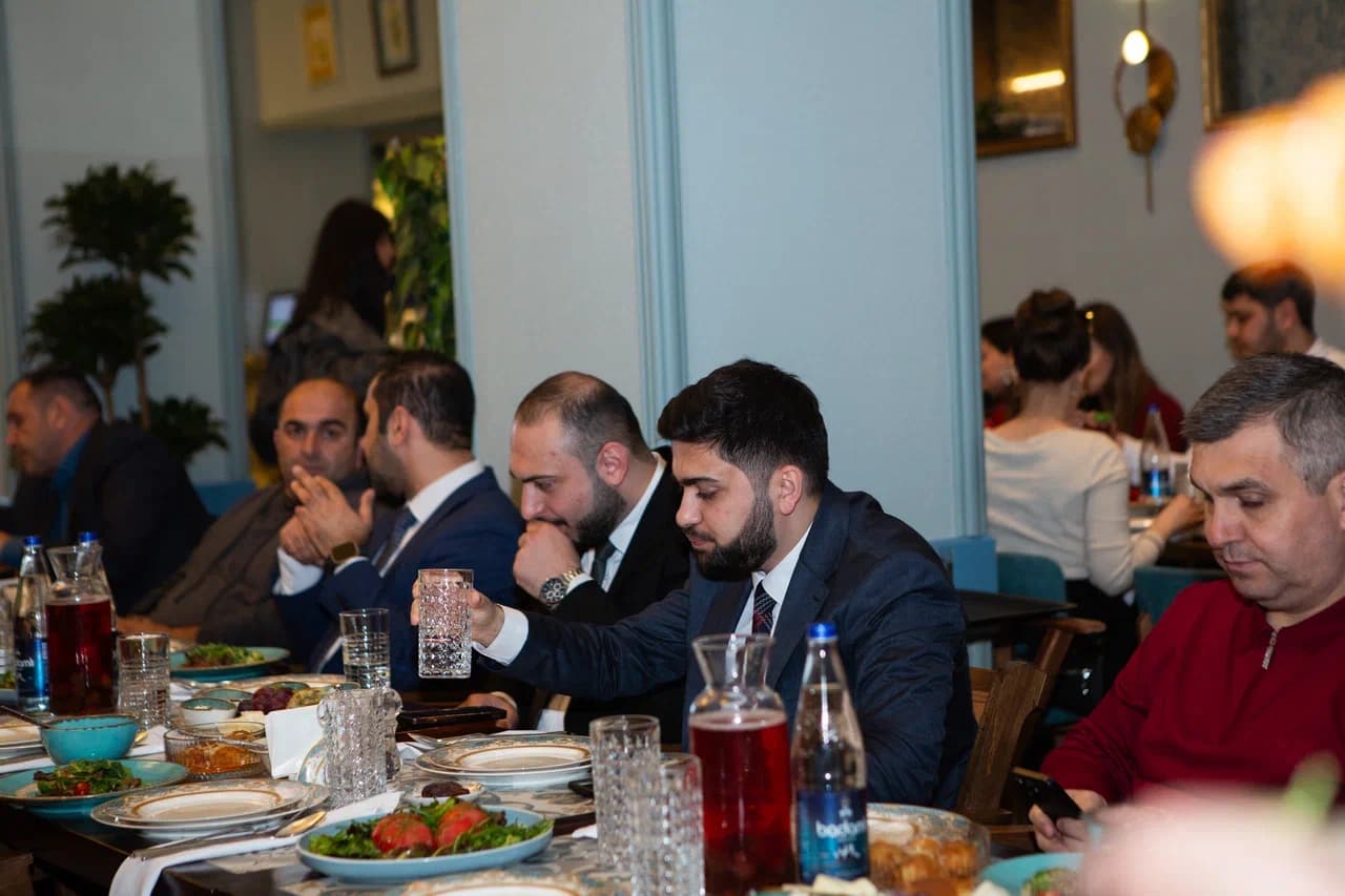 GBARU.COM üzvləri, iş adamları və şirkət rəhbərlərilə İftar yeməyi gallery image 10